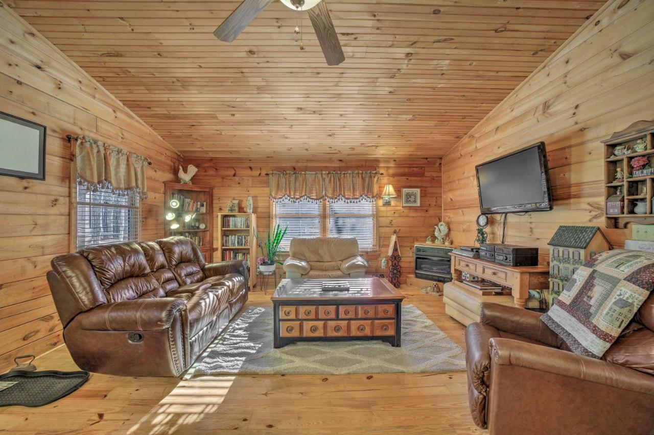 Franklin Cabin With Porch Near Hiking And Waterfalls! ภายนอก รูปภาพ