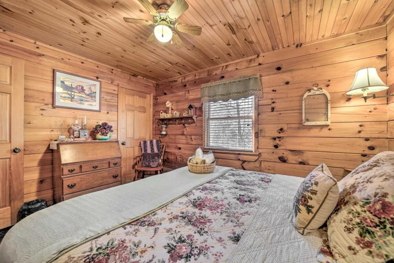 Franklin Cabin With Porch Near Hiking And Waterfalls! ภายนอก รูปภาพ